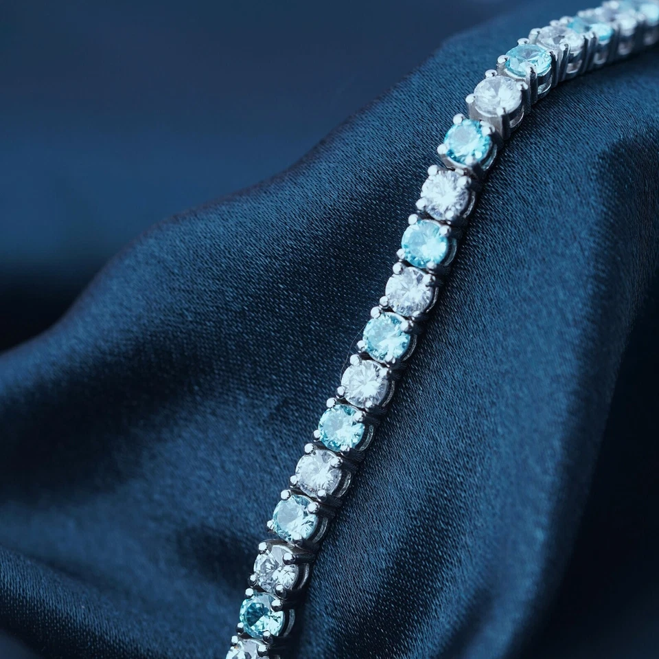 Brazalete de tenis redondo creado en laboratorio con topacio azul enchapado en oro blanco de 14 quilates para mujer y hombre Foto 4 de 4