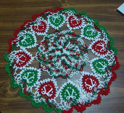 TAMS CHRISTMAS HEARTS DOILY~CROCHET~12''~CHRISTMAS DOILY~LOVE~ RED GREEN EDGE