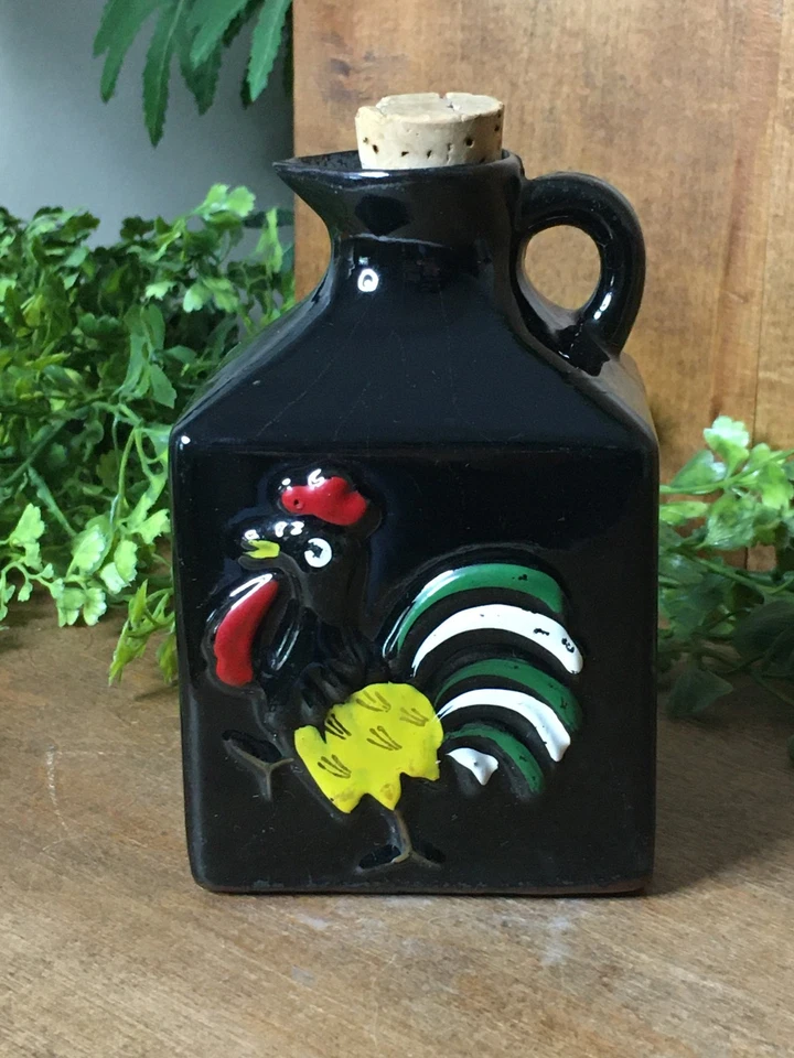 Vintage schwarz Redware Öl oder Essig Kruzifix mit Hahn Kanne 5" x 3"