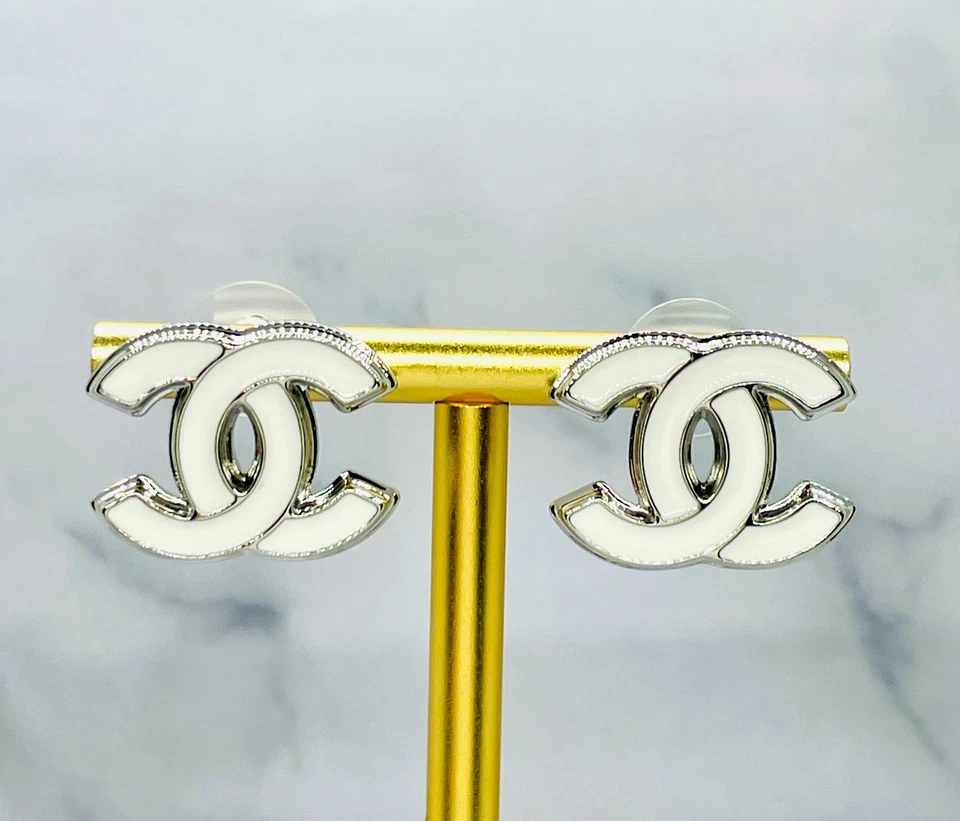 Auth CHANEL CC Silver & White Stud Earrings - Pre owned / LX5793 - Image 3 of 4