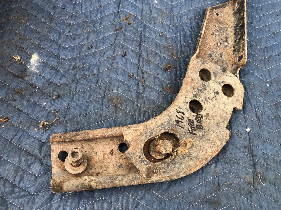 Pontiac Firebird 1967 1968 mano derecha derecha parachoques delantero soporte nariz 67 68 Foto 2 de 3