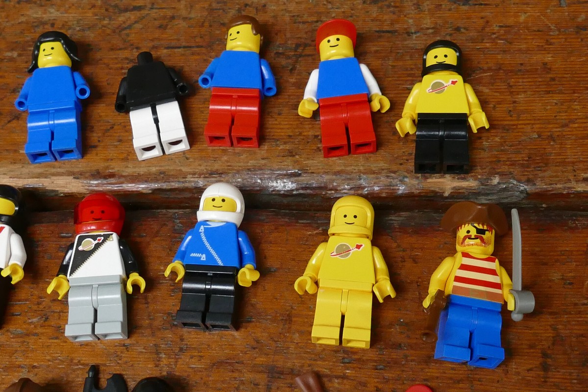 LEGO Vintage Classic Pirate Spacemen Lot of 12 Minifigures