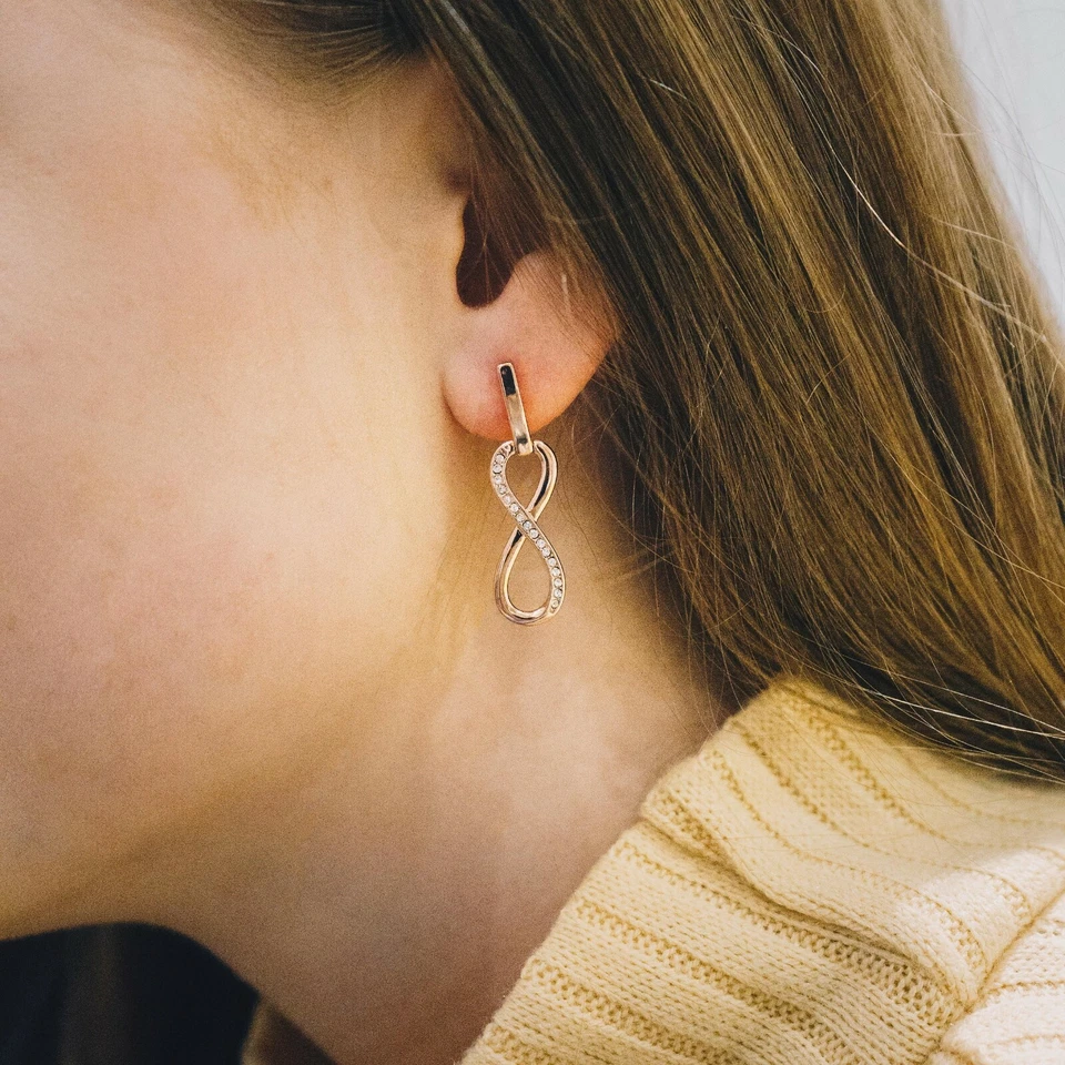 Orecchini a goccia infinito in oro rosa con cristalli di Zircondia di Philip Jones - Immagine 4 di 4