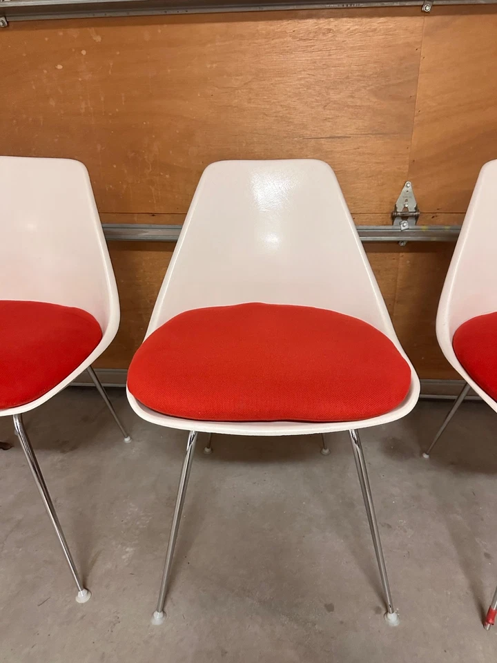 Juego de cuatro sillas Burke modernas vintage de mediados de siglo Foto 3 de 4