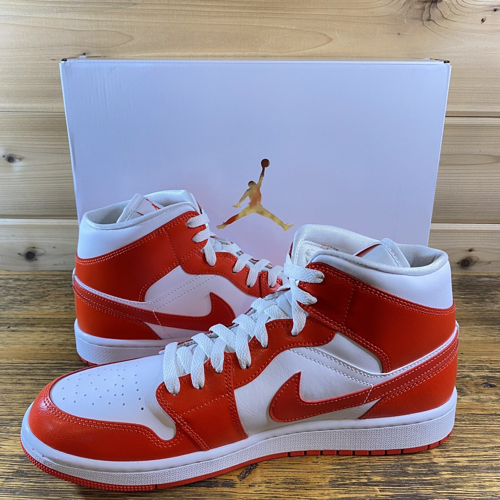 NIKE WMNS AIR JORDAN 1 MID