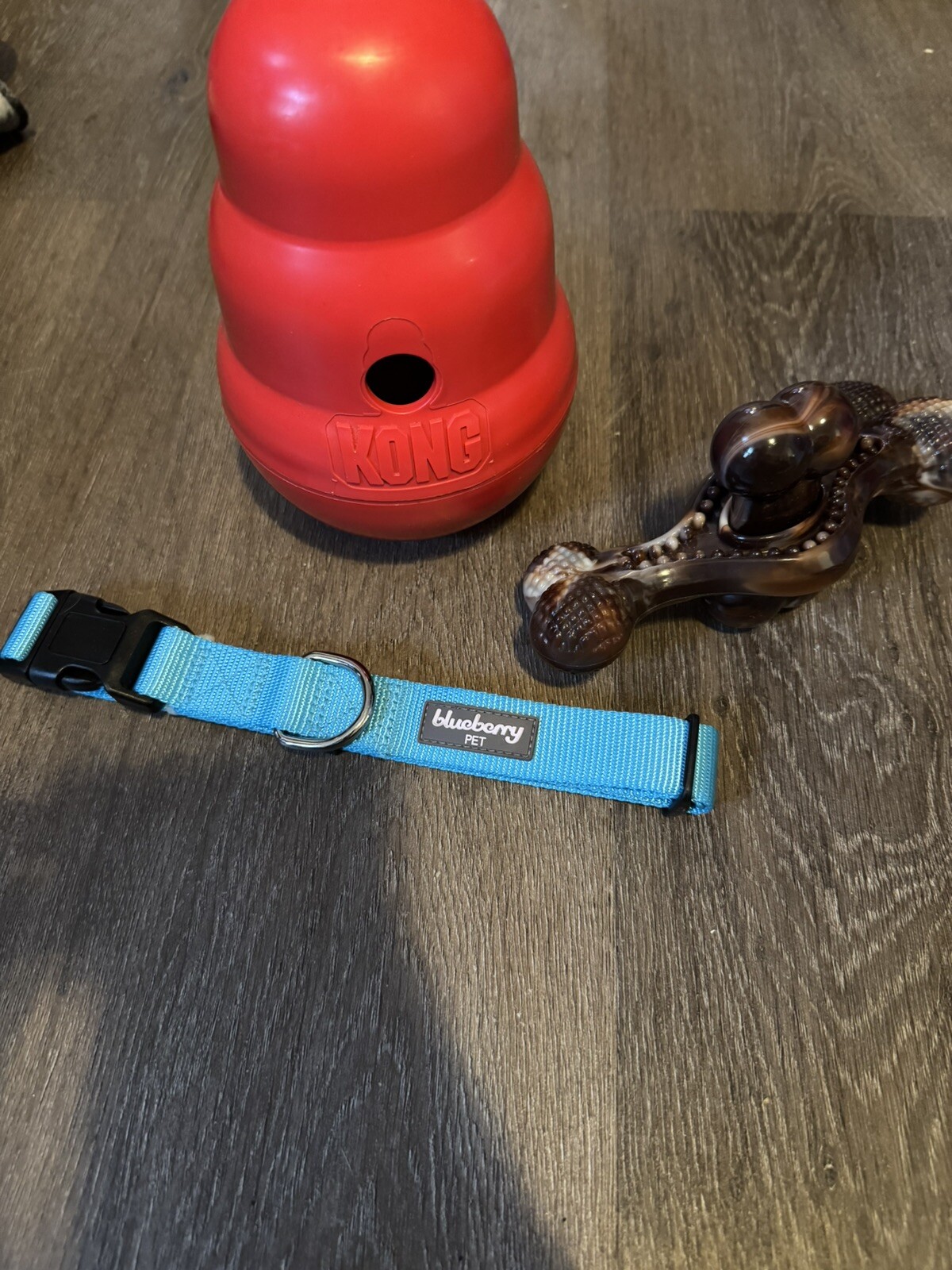 XL Dog KONG Classic Dog Rubber Chew Toy & Collar Bundle