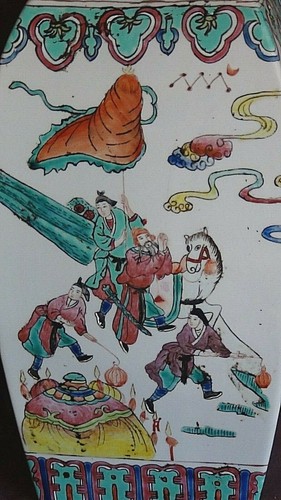 EARLY 20c CHINESE LARGE PORCELAIN COVERED PICTORAL JAR WITH A COURT SCENE 13"H - Picture 5 of 10