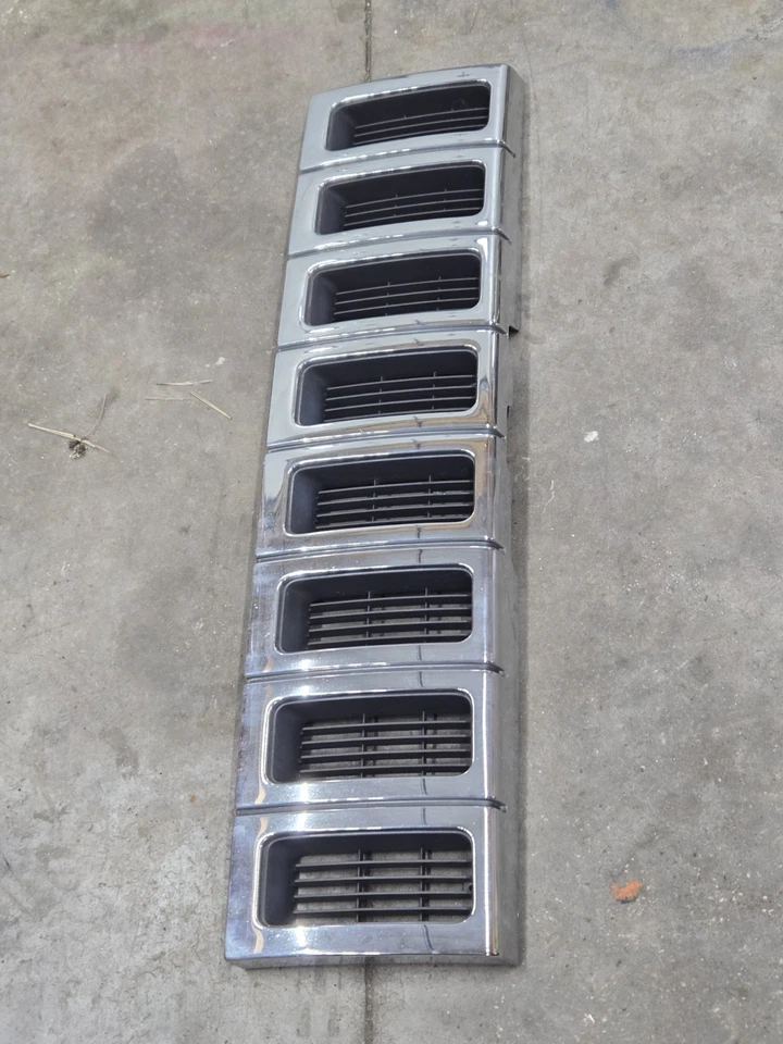 Jeep Grand Cherokee 1993-1995 conjunto de parrilla delantera cromada con barras verticales OEM Foto 3 de 4