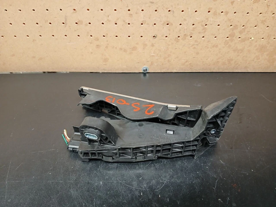 15 16 17 18 19 HYUNDAI SONATA PEDAL DE GAS OEM 32700-C2300 Foto 3 de 4