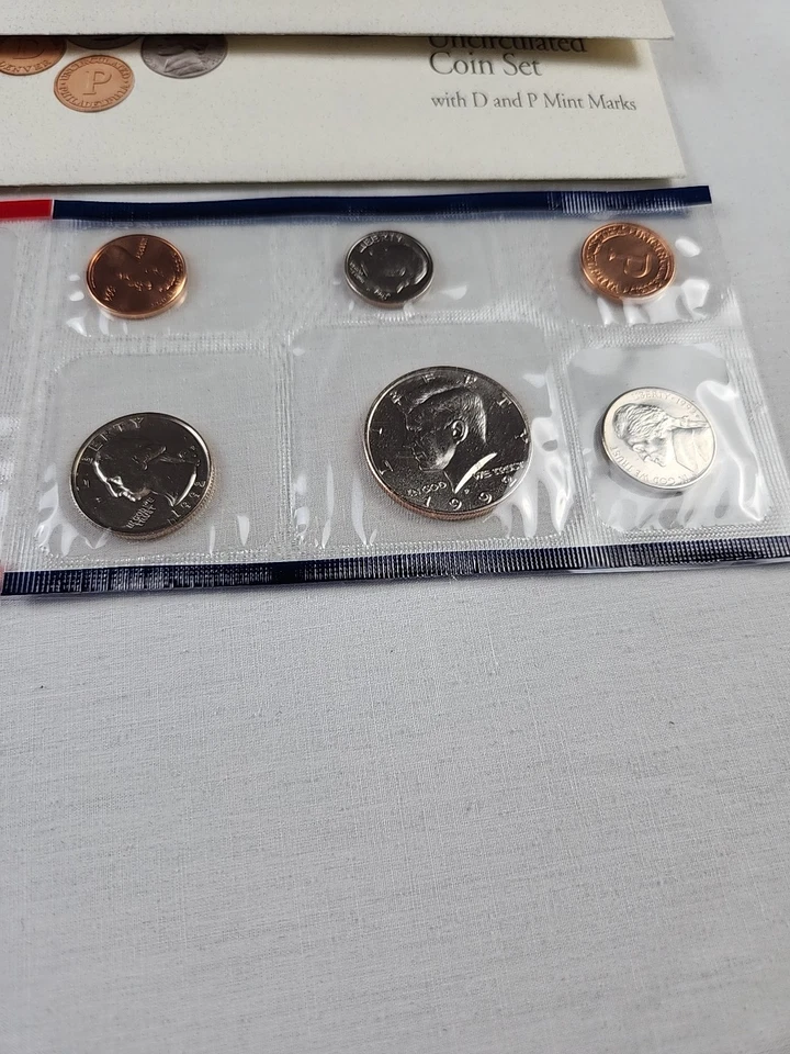 1992 New Sealed US Mint Uncirculated Coin Set Philadelphia And Denver COA Lot 3 - Image 3 of 3