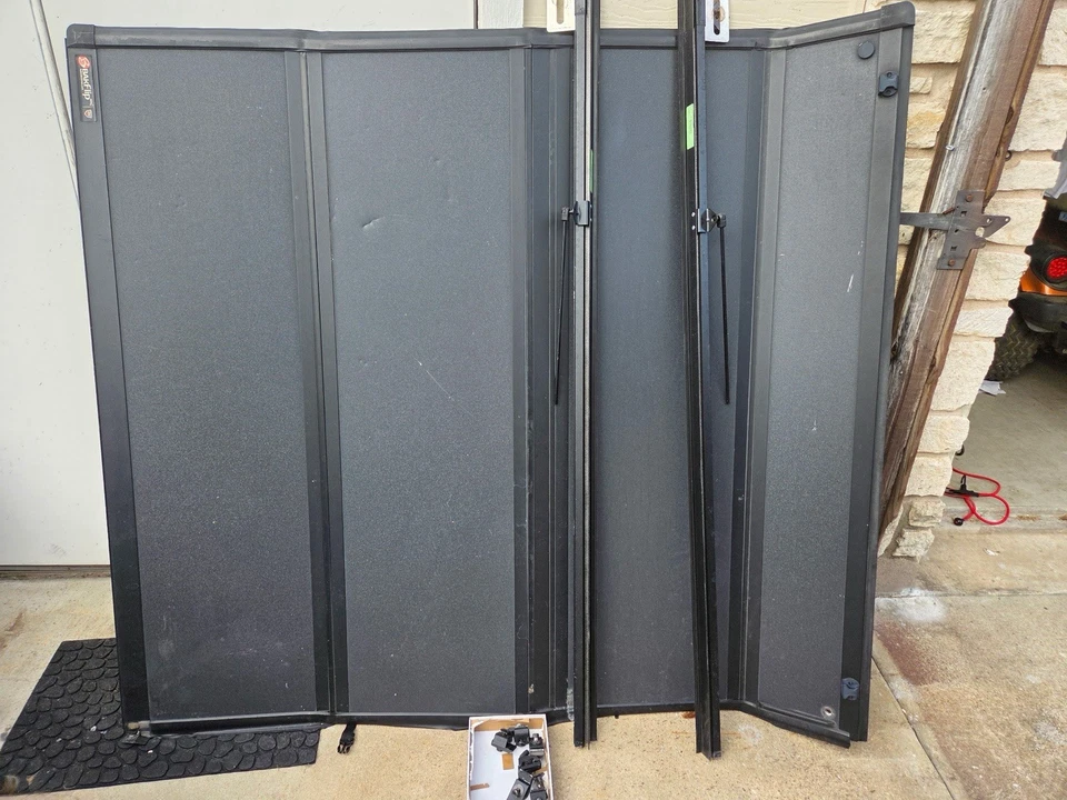 Cubierta rígida plegable BAK BAKFlip G2 2019-24 Silverado Sierra 1500 cama de 6'6" Foto 3 de 3