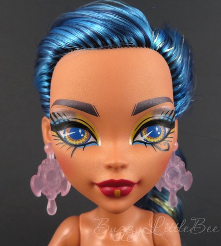 Monster High Doll G3 Draculaura Skulltimate Garden Mysteries Earrings
