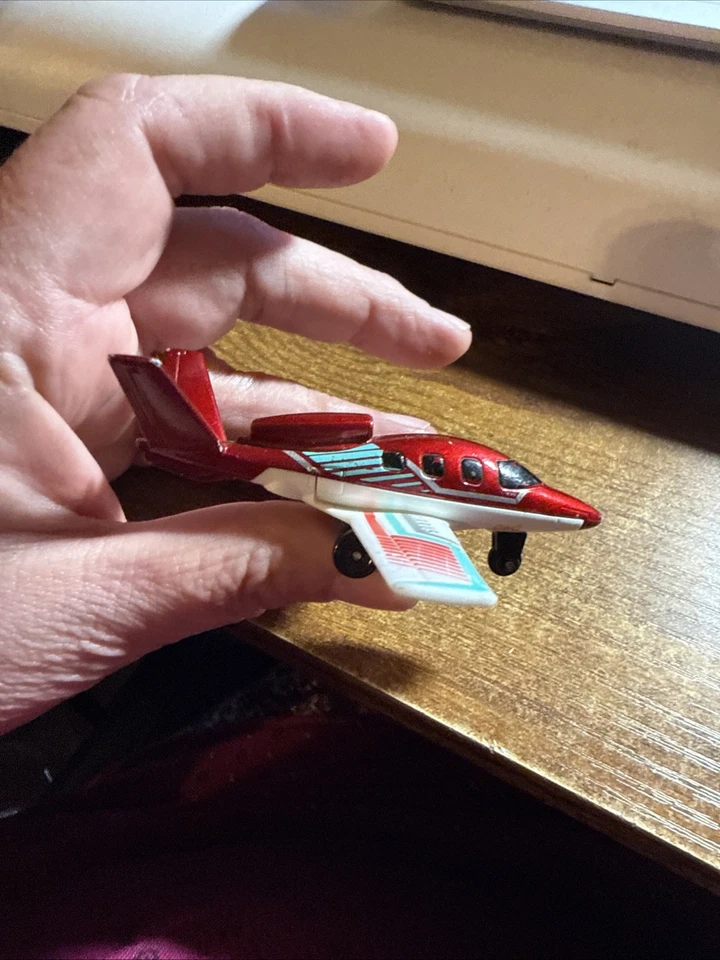 Avión diecast Mattel Matchbox Cirrus Vision 2009 rojo con alas blancas 3,5 pulgadas Foto 2 de 4