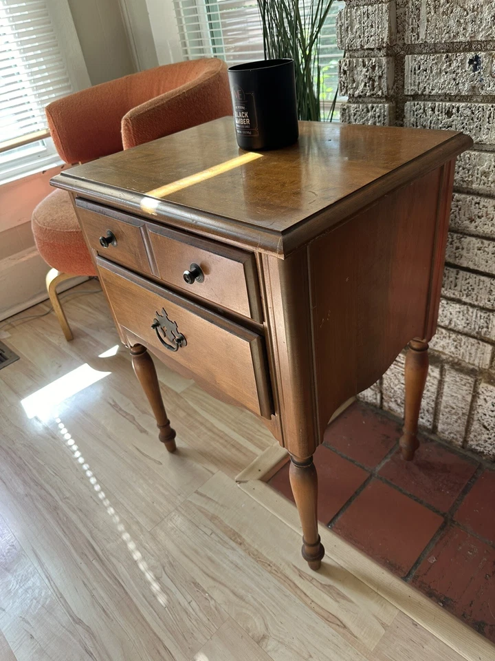 老式Sumter Cabinet Co. 26英寸Hx20英寸Lx15英寸D制造的带两个抽屉的茶几 — 第 2/4 张图片