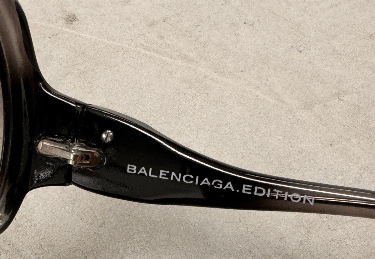 Balenciaga Oversized Logo Sunglasses – Black – Made in Italy – Complete Set Balenciaga Edition Sunglasses Womens Black To clea Oversize  main image 2