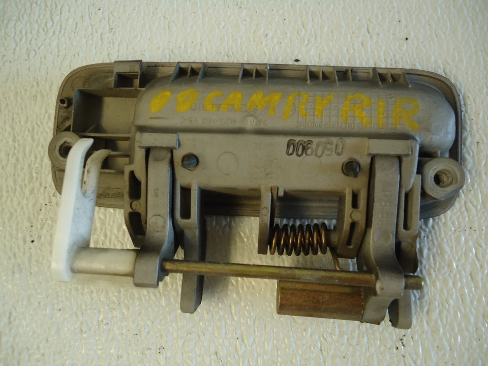 Manija de puerta trasera derecha exterior Toyota Camry 2000 69230-AA010 Foto 3 de 3