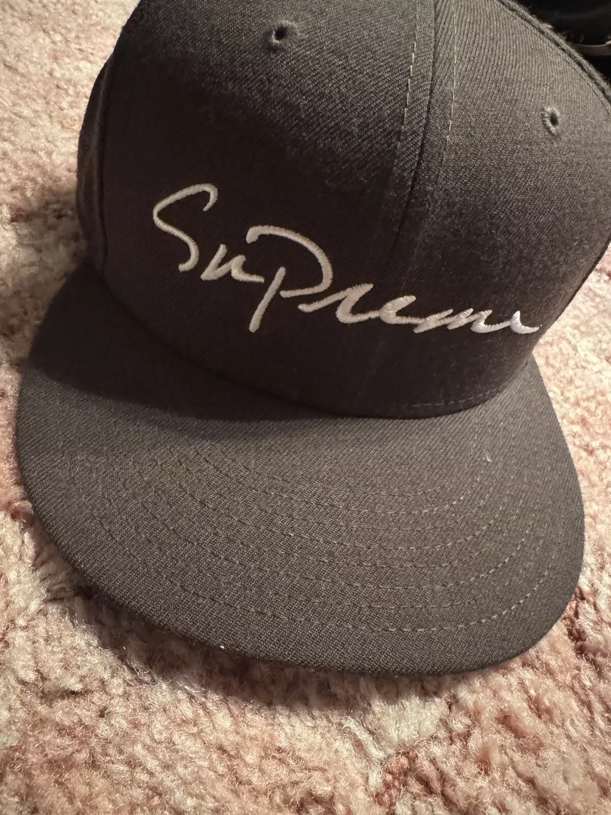 Chapeau Supreme New Era noir cursif 7 3/4