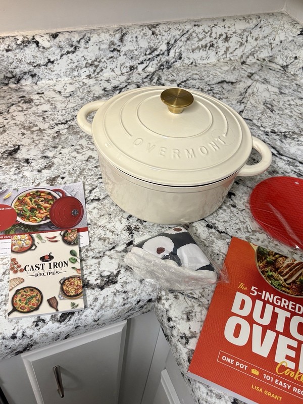 Overmont Dutch Oven - Brand New