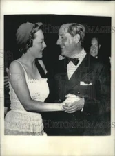 1955 Press Photo Olivia de Havilland & Stavros Niarchos on ship near Greek isles