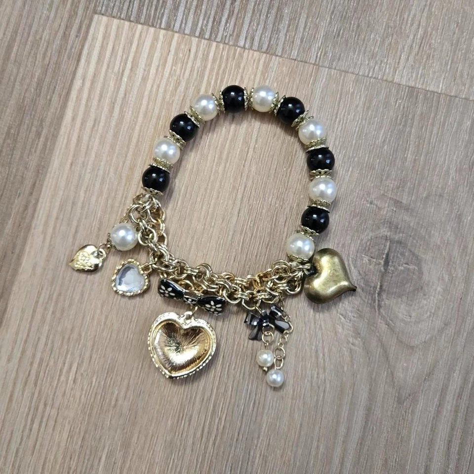 Pulsera Betsey Johnson con dije elástico en corazón de perlas blancas y negras Foto 2 de 3