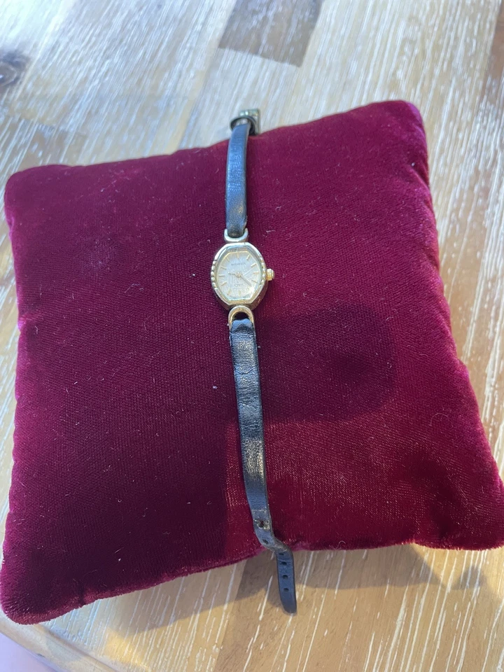 Reloj Bucherer chapado en oro para mujer. Foto 2 de 2