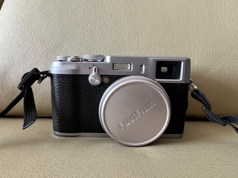 Fujifilm X100 12.3MP APS-C CMOS EXR 4x Optical Zoom Digital Camera