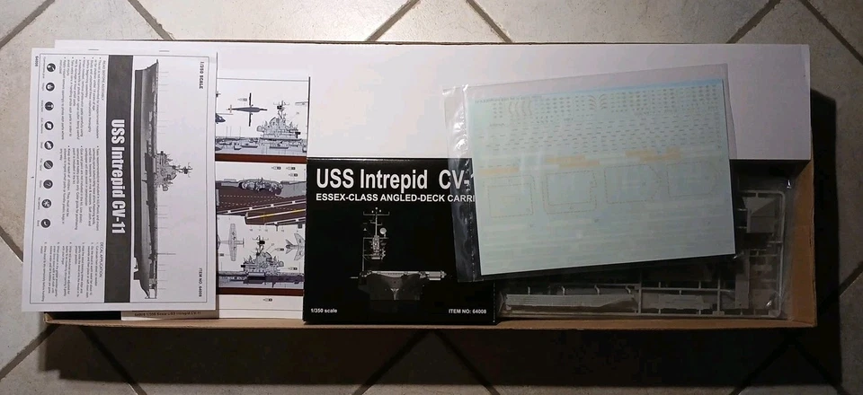 Gallery Models/Trumbeter/1:350/USS Intrepid CV-11 Essex-Class Angled-DeckCarrier - Immagine 4 di 4
