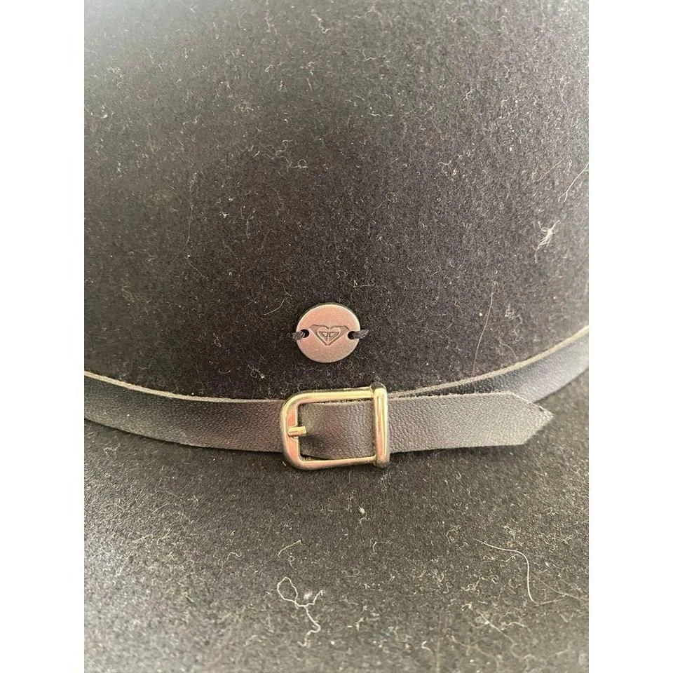 Elegante sombrero Roxy negro con hebilla de cuero Foto 2 de 4