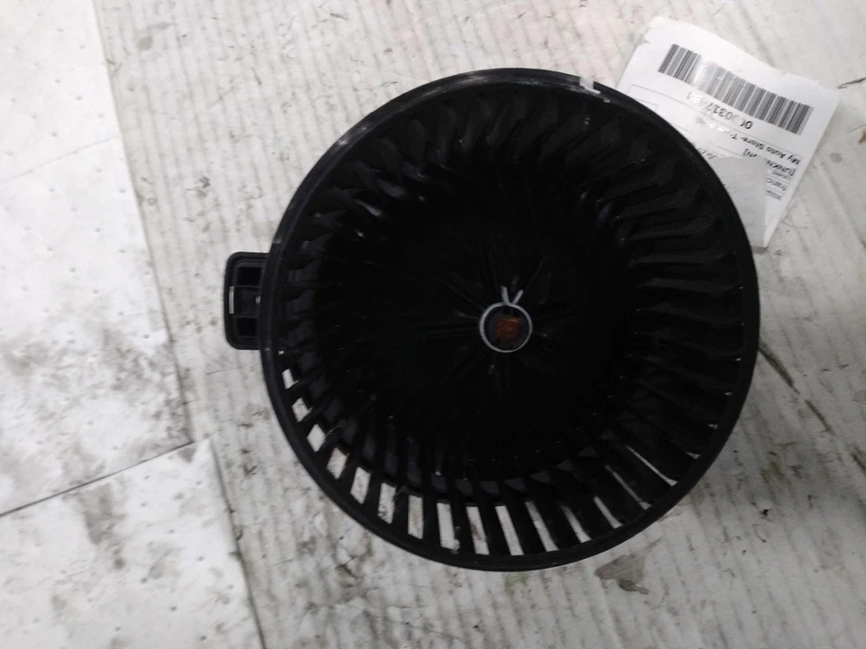 Motor soplador de climatización usado se adapta a: Hyundai Veloster 2016 grado A Foto 2 de 4