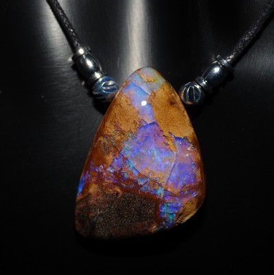 Boulder Opal Anhänger 59,1ct gebohrt Queensland Australien