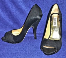BADGLEY MISCHKA BLACK SATIN STILETTO WOMENS PEEP TOE PUMP 8 NEAR MINT CONDITION