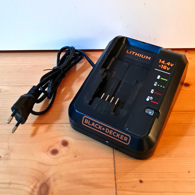BLACK+DECKER Lithium Akku Ladegerät 14,4   18V 2A 90606845 - Original