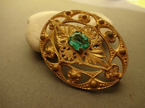 Broche Ancienne Ovale En Bronze Doré Avec Topaze Bleue Centrale - Très Ouvragée, Occasion, Thème ésotérique