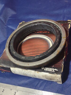 NIB GENUINE OEM FEDERAL MOGUL-NATIONAL ON OIL SEAL BEARING 100494