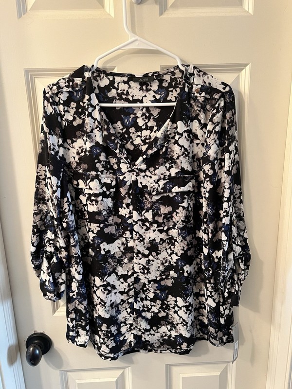 Apt. 9 Ladies 2 Pocket Popover With Roll-tab Sleeves. Black & Blue Floral. NWT