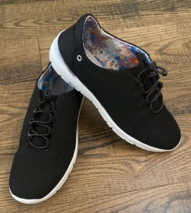 easy spirit black tennis shoes