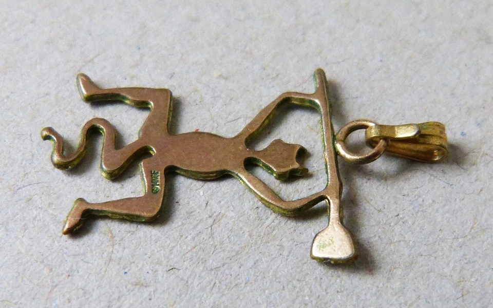 Petit pendentif diable sorcière en plaqué OR 14k  bijou ancien gold pendant - Photo 3/3