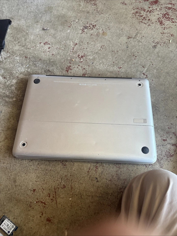 Apple MacBook Pro 15.4 Inch Late 2008 2.53 GHz Core 2 Duo 6GB DDR3 320GB HDD - Image 2 of 4