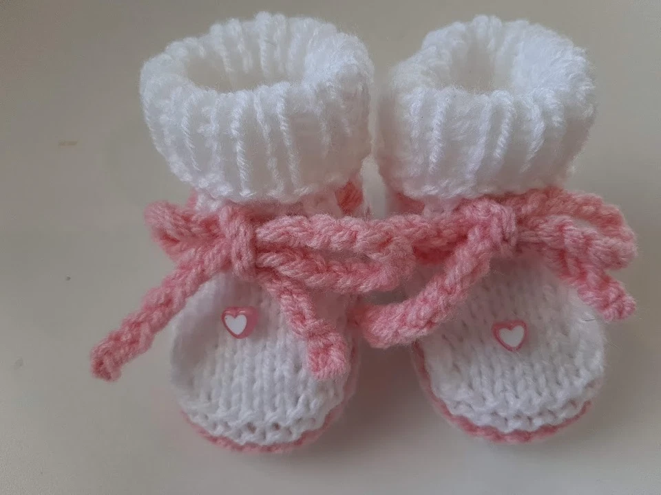 Babyschuhe Erstlingsschuhe Taufschuhe gestrickt rosa  weiß  Herz Größe wählen - Bild 1 von 1