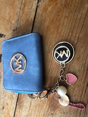 Michael Kors kleine Handtasche mit Taschenanhänger.