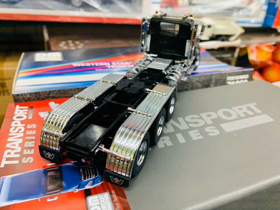 Tractor Western Star 4900 SF cabina corta Tridem 1:50 por Diecast Masters DM71066 Foto 4 de 4