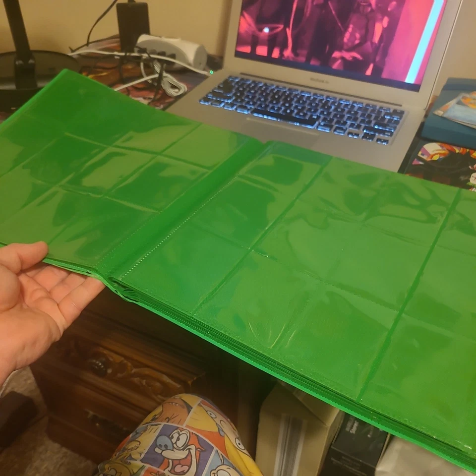 ÁLBUM CASUAL GAMEGENIC CARPETA DE 24 BOLSILLOS PORTAFOLIO BLANCO CONTIENE 480 TARJETAS NUEVO Foto 4 de 4