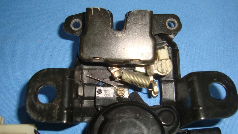 MAZDA RX-8 1.3 i Coupé Serrure Verrou Électrique de hayon Coffre B6724 U-SHIN - Photo 4/4