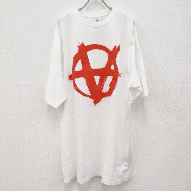 VETEMENTS ANARCHY GOTHIC LOGO UE51TR640W Short-sleeved T VETEMENTS ANARCHY GOTHIC LOGO UE51TR640W Short-sleeved T
