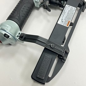 Hitachi Air Power Tool 1  1/2" Stapler Gun 70-120 Psi With Case N 3804AB3(S)