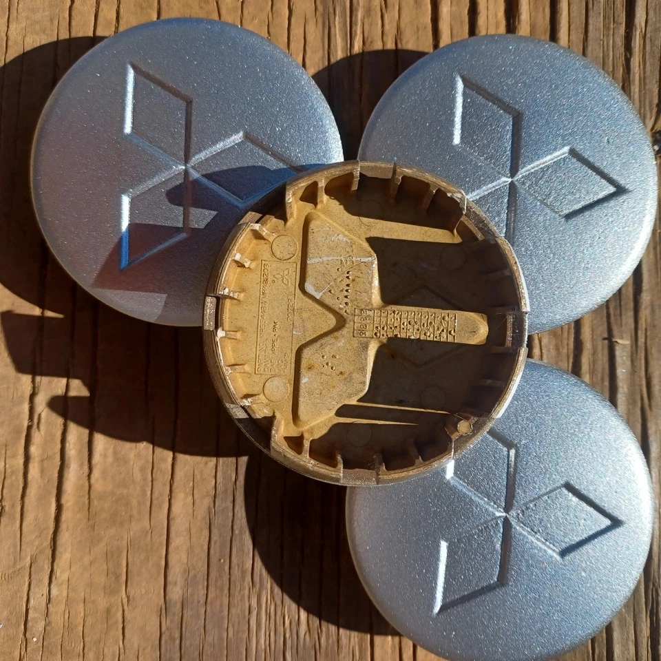 Juego de 4 tapas centrales Mitsubishi Eclipse Galant, 2004-2011 p/n MR554487 repintadas Foto 3 de 3