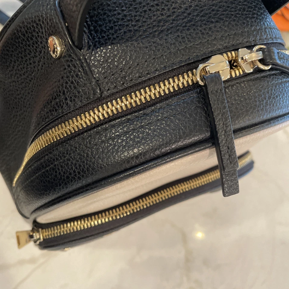 Mochila pequeña FURLA de cuero genuino talla S/M crema y negro EXCELENTE dos tonos Foto 4 de 4