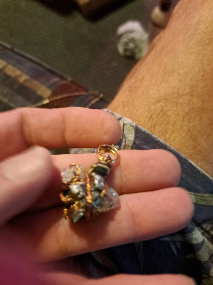 Colgante con cristales, cobre y mineral de cobre, "basura de corazones" Foto 3 de 4