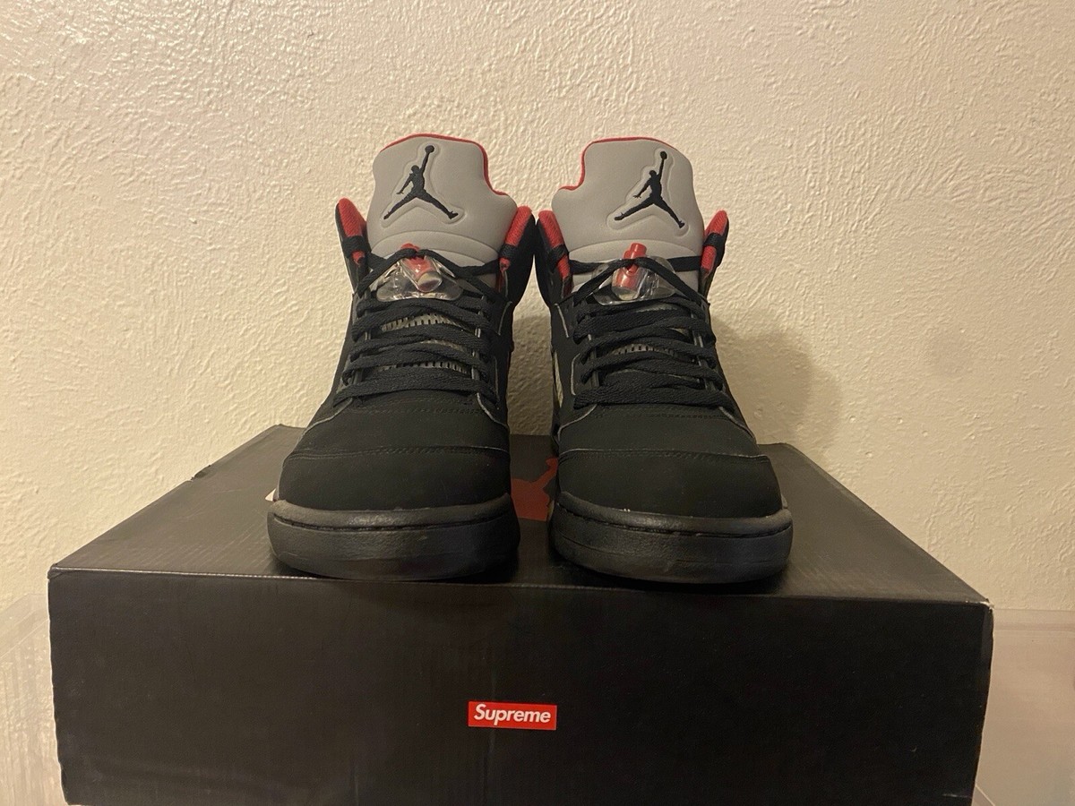 Air Jordan 5 レトロシュプリームブラック/レッド Nike Air Jordan Retro 5 Supreme Black Fire Red 824371-001