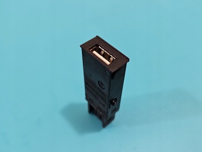 USB-STECKDOSE OPEL ASTRA IV J 13348688 / IM 51887